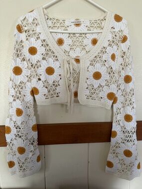Moon & Madison White and Gold Daisy Crochet Cardigan Women’s size small